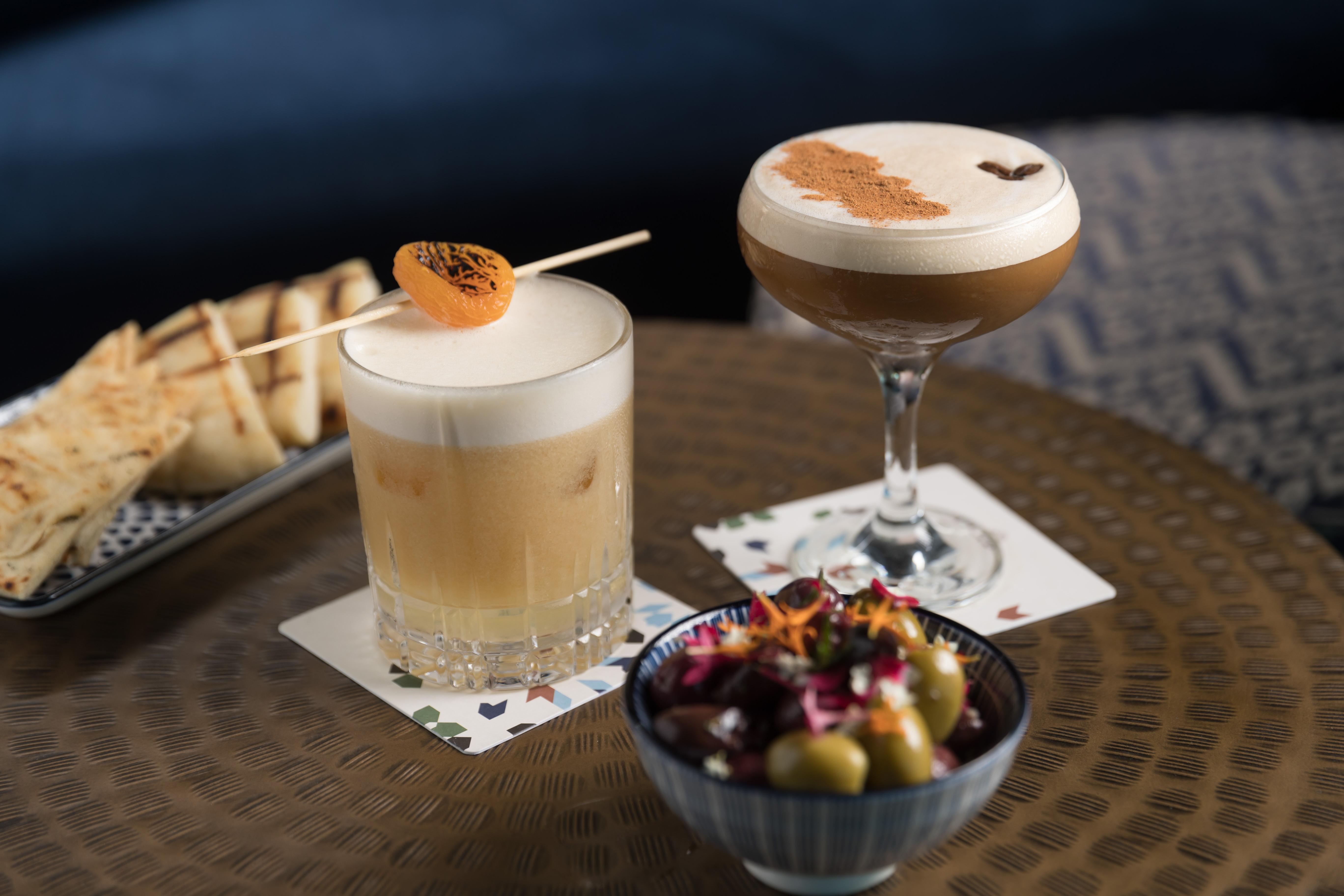 Crystalbrook Riley Hotell Cairns Eksteriør bilde A cocktail at the bar