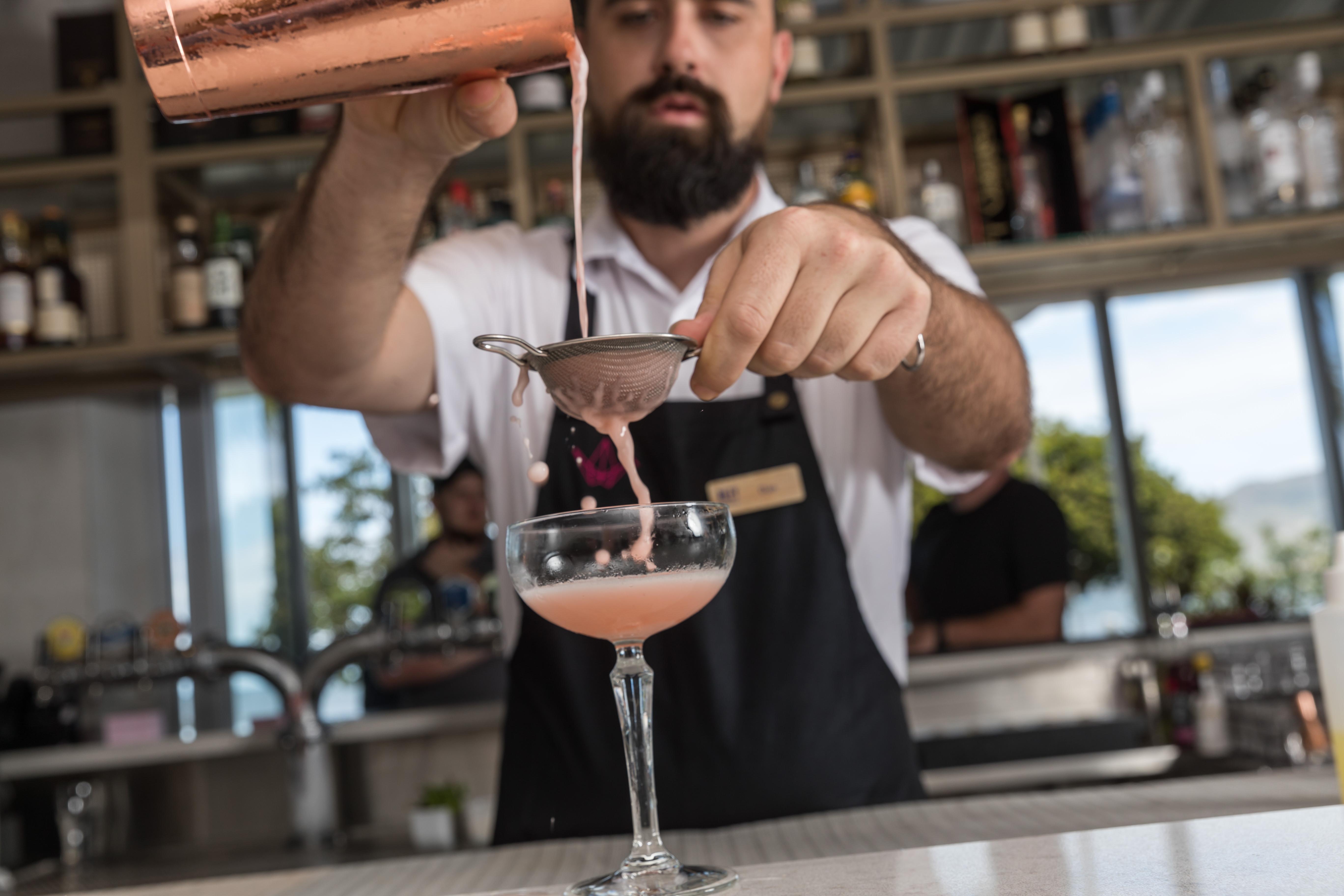 Crystalbrook Riley Hotell Cairns Eksteriør bilde A bartender straining a cocktail
