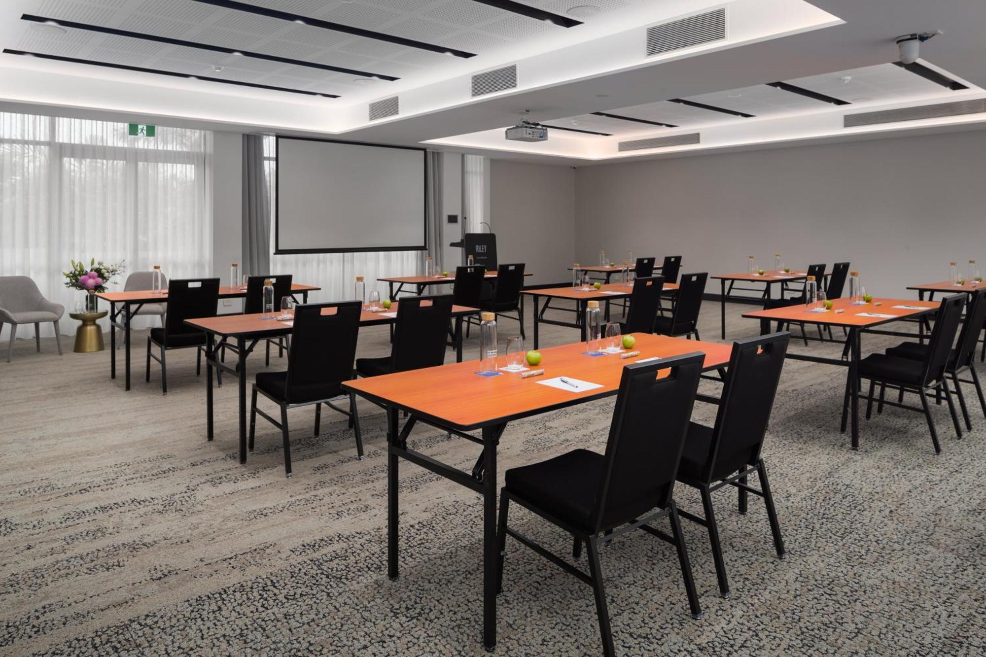 Crystalbrook Riley Hotell Cairns Eksteriør bilde A typical classroom layout