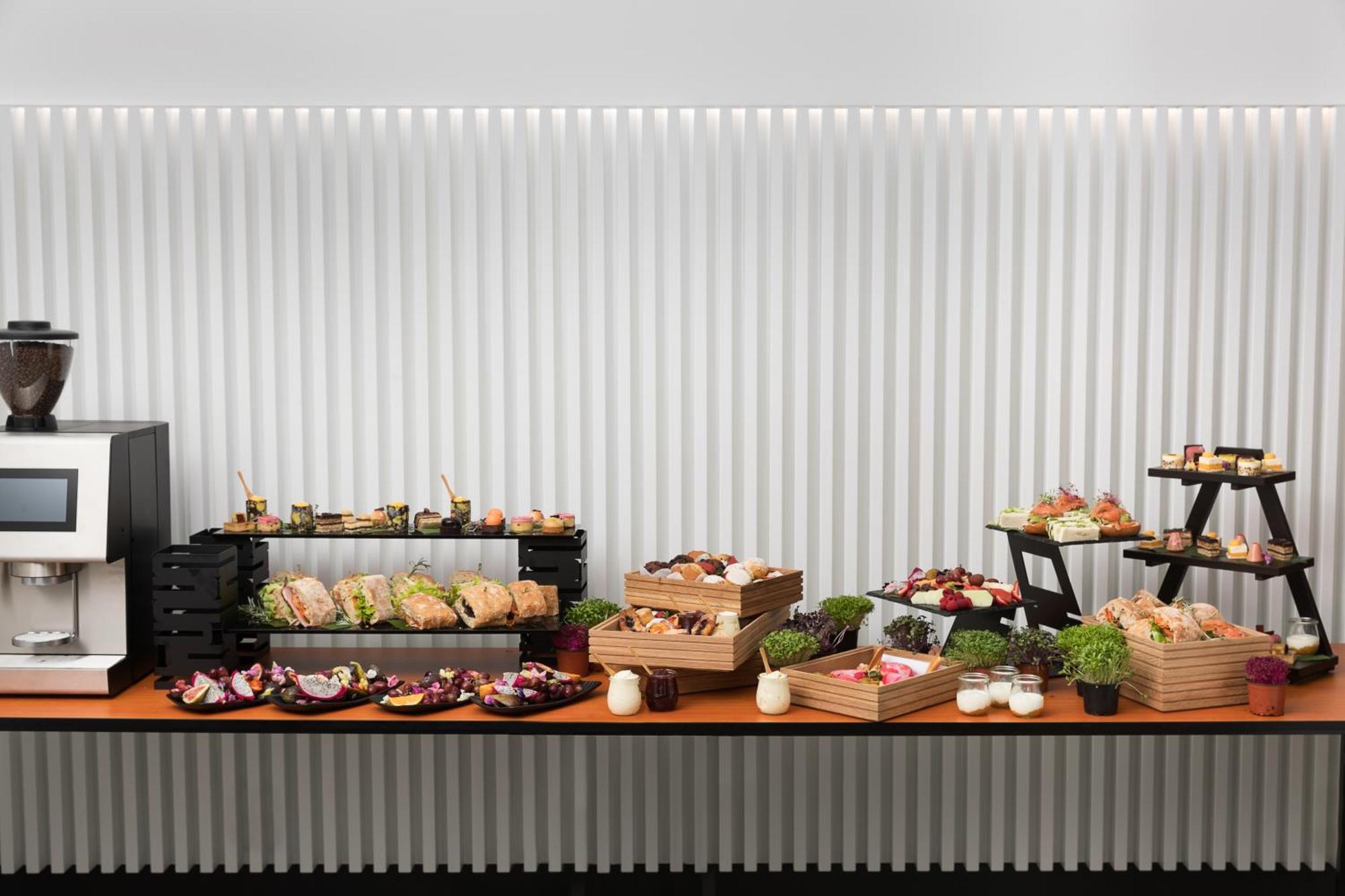 Crystalbrook Riley Hotell Cairns Eksteriør bilde A typical buffet