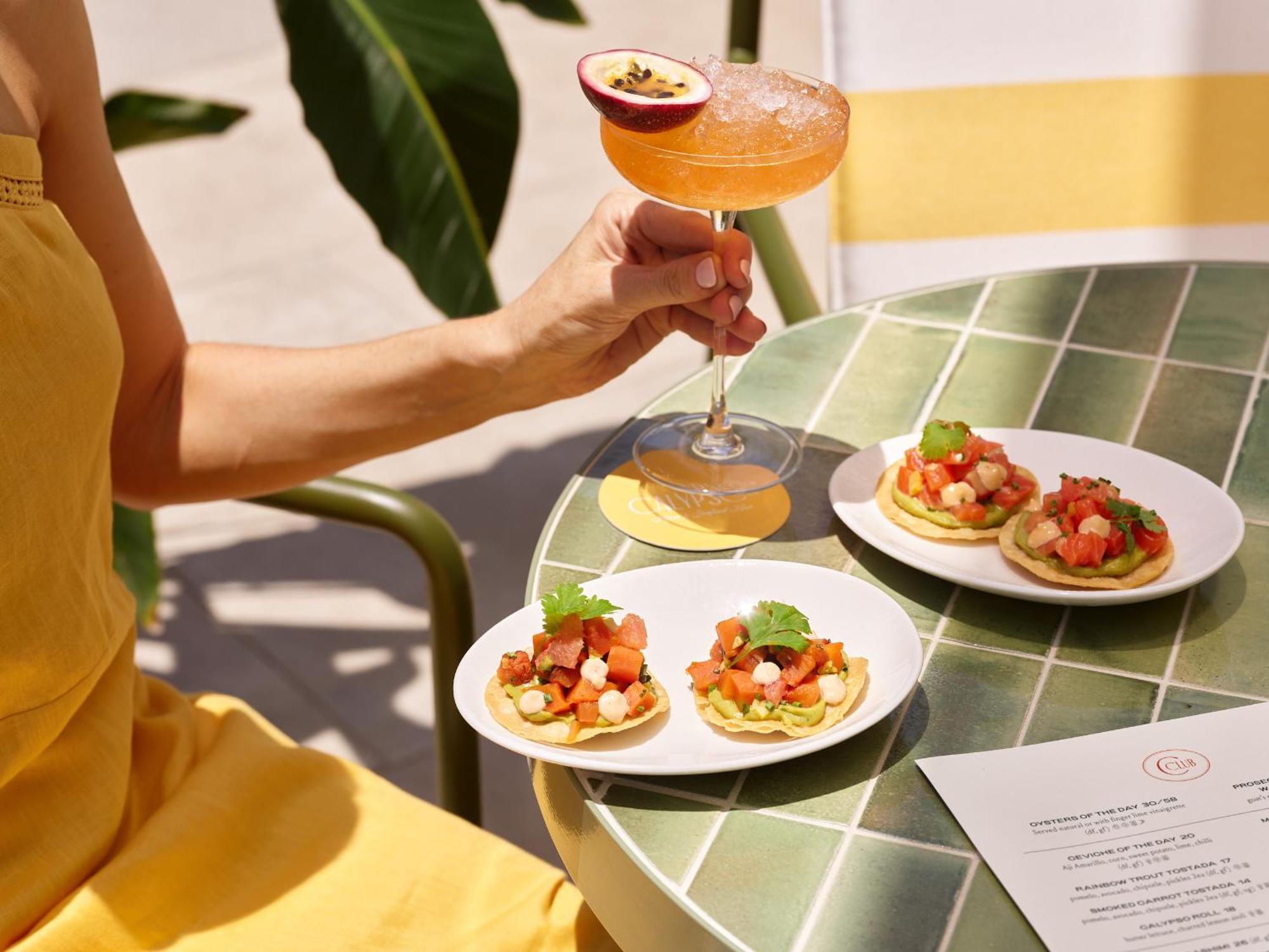 Crystalbrook Riley Hotell Cairns Eksteriør bilde A woman holding a cocktail at a restaurant