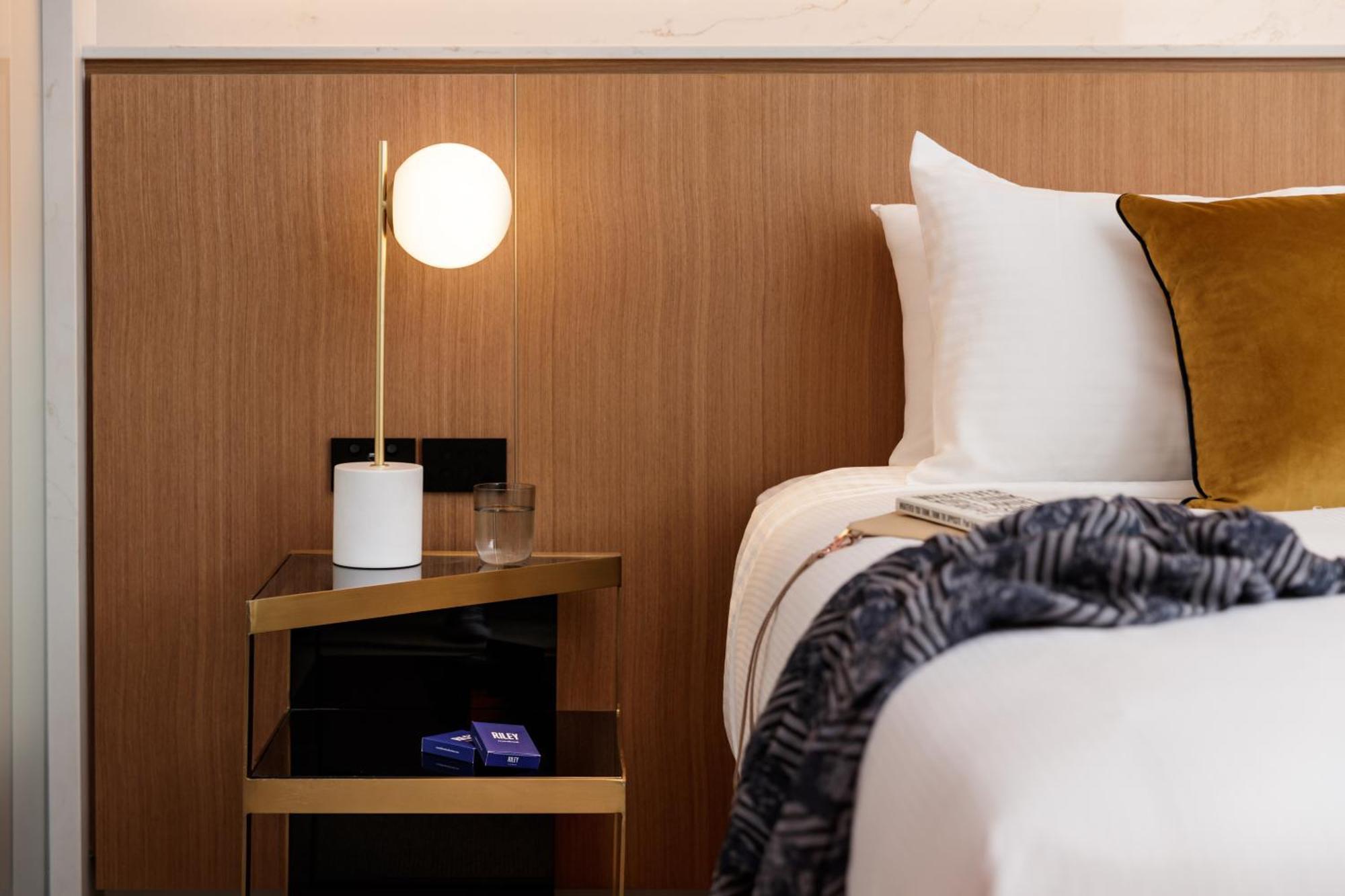 Crystalbrook Riley Hotell Cairns Eksteriør bilde A bedside table