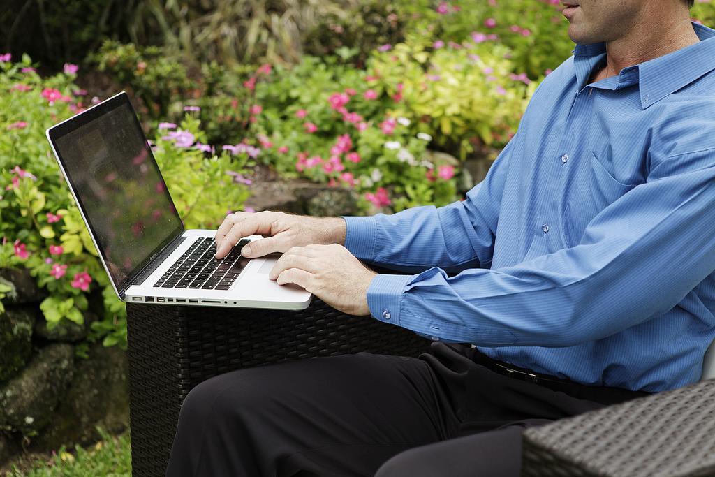 Crystalbrook Riley Hotell Cairns Eksteriør bilde A man working on a laptop