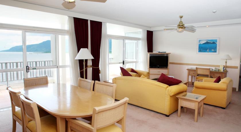 Crystalbrook Riley Hotell Cairns Eksteriør bilde A living room in a typical apartment