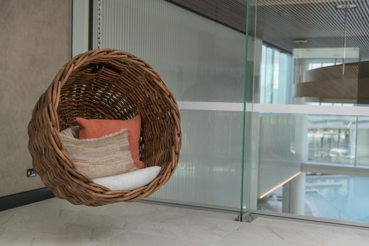 Crystalbrook Riley Hotell Cairns Eksteriør bilde A hanging chair