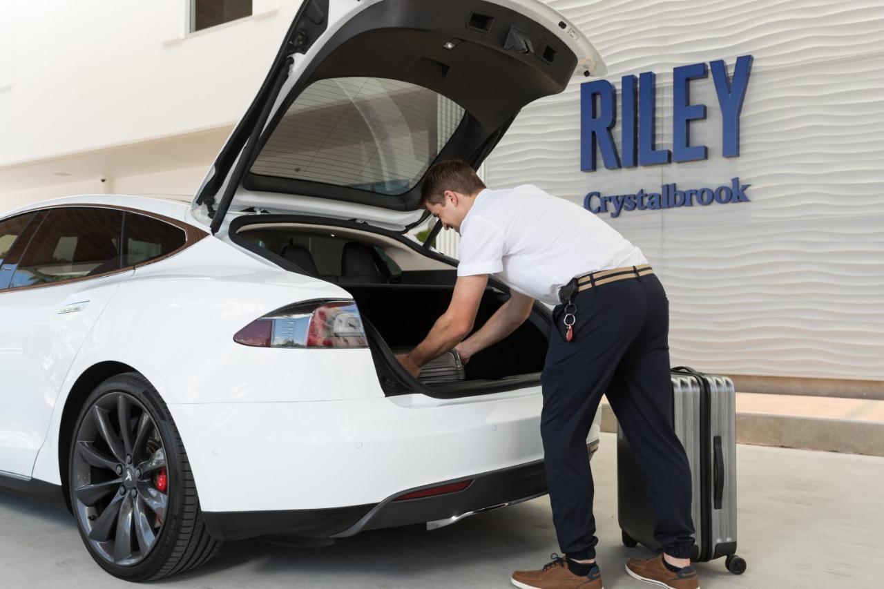 Crystalbrook Riley Hotell Cairns Eksteriør bilde Tesla Model S with open liftgate