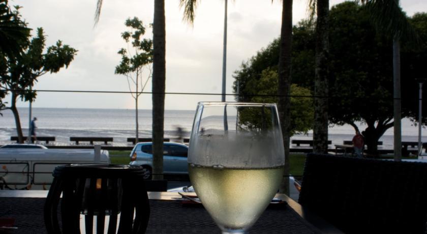 Crystalbrook Riley Hotell Cairns Eksteriør bilde A glass of white wine