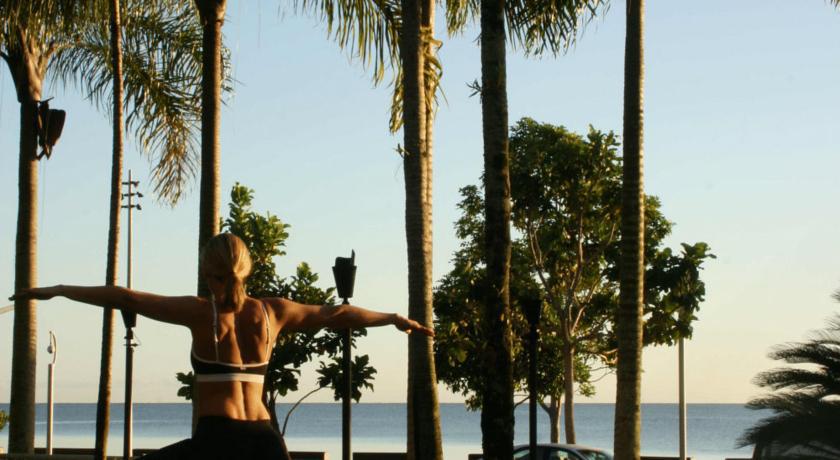 Crystalbrook Riley Hotell Cairns Eksteriør bilde A woman doing a push-up