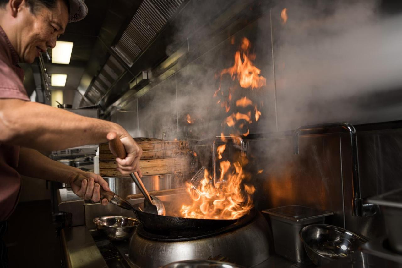 Crystalbrook Riley Hotell Cairns Eksteriør bilde A wok in use